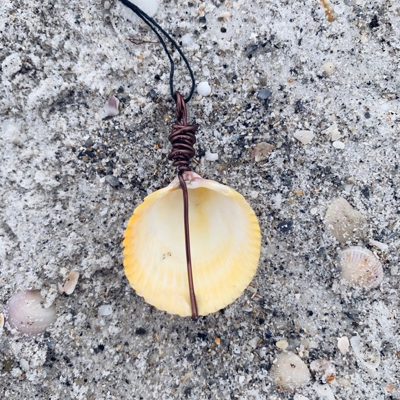 Sunshine State Seashell Necklace - Picture 5 of 6